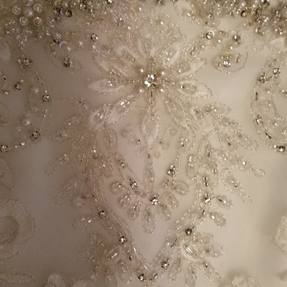 Diamond White Wedding Dress Size 10 Never Worn Excellent Condition - Picture 14 of 17